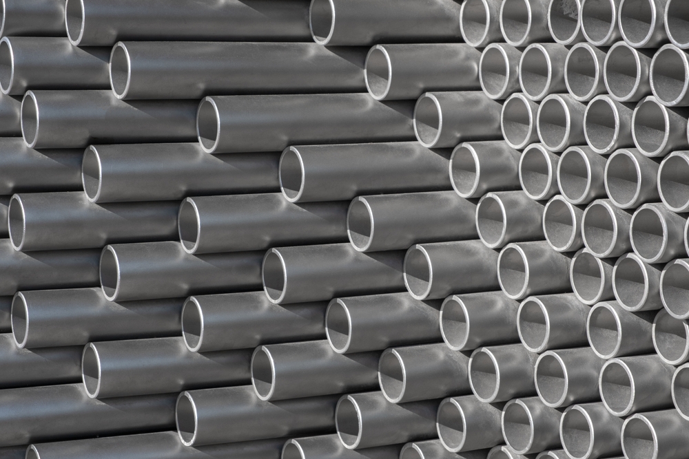 Silver,Aluminum,Pipe,Tubes,Stacked,In,A,Store,Or,Construction