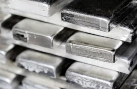shutterstock_2173590019 Platinum Surges 50% to Decade High as Supply Constraints and Chinese Demand Drive Market Recovery