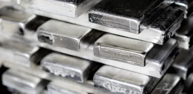 shutterstock_2173590019 Platinum Surges 50% to Decade High as Supply Constraints and Chinese Demand Drive Market Recovery