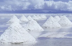 Regulator Halts Zangge’s Qinghai Salt-Lake Lithium Output, Lifting Chinese Prices